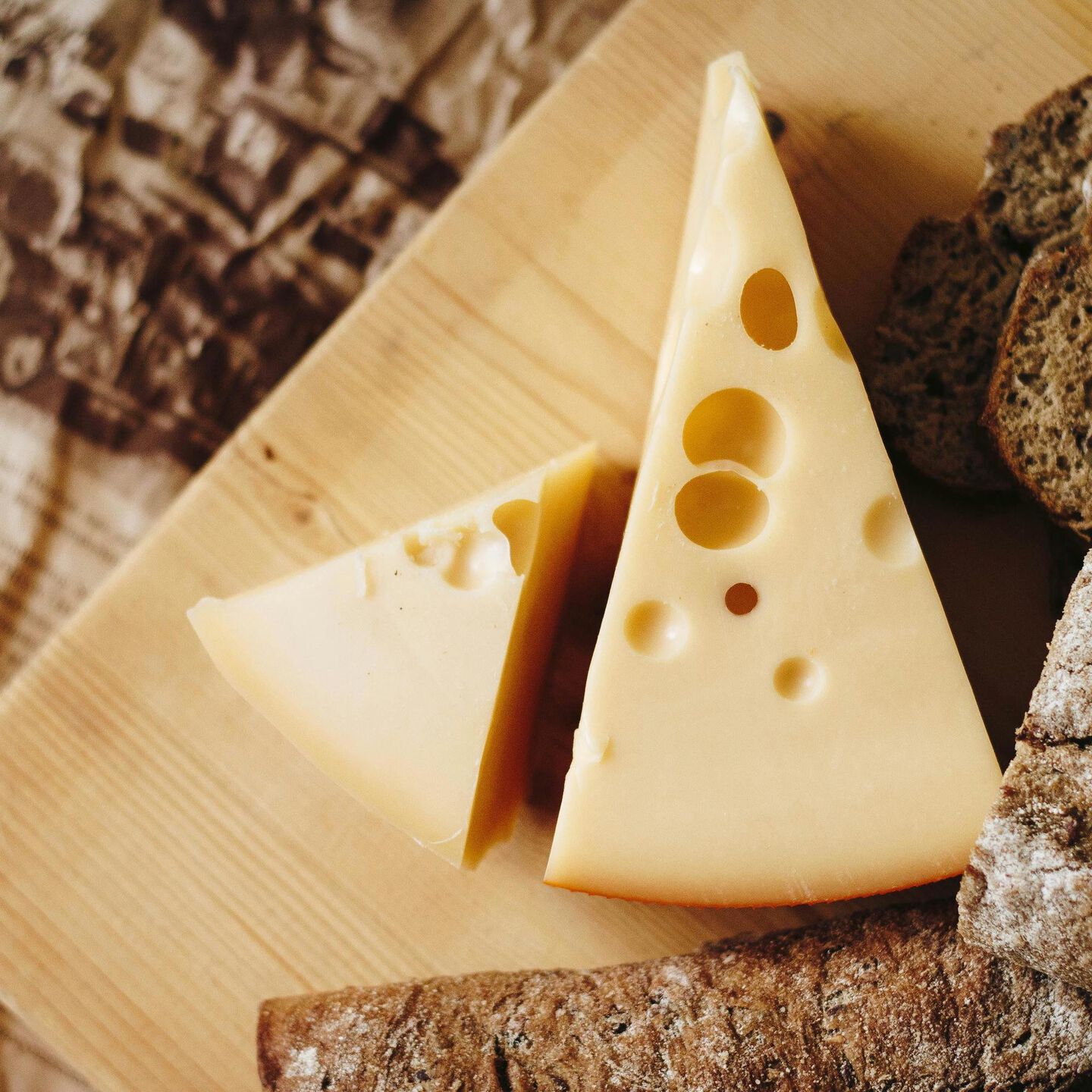 <b>CAN DOGS EAT CHEESE?</b><br><br>Find out if it’s safe to feed your dog cheese and which kind to avoid…</br>